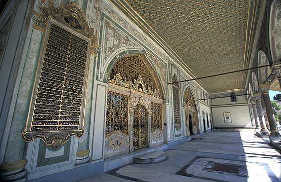 Topkapi-Palace-Museum.jpg