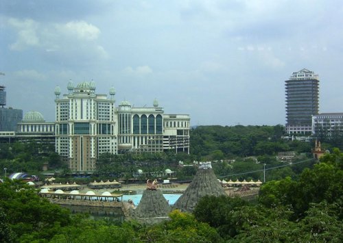 arab_travelers_malaysia_1382802988_692.jpg