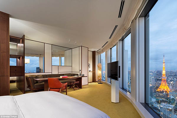 0578-3059537-Room_with_a_view_Everyone_who_stays_at_Andaz_Tokyo_is_treated_to-a-67_1430495253533.jpg