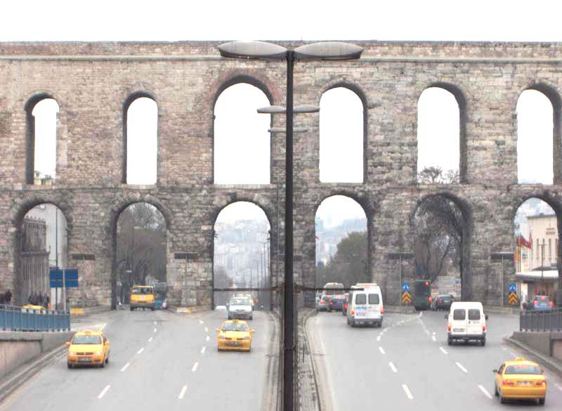 Aqueduct_of_Valens_in_Istanbul.jpg