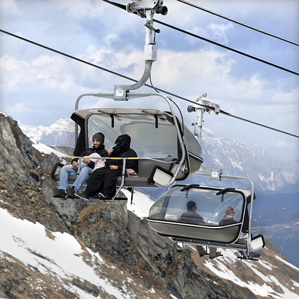 the-chairlift-up-the-kitzsteinhorn-glacier-offers-beautiful-views-of-the-surrounding-alps.jpg