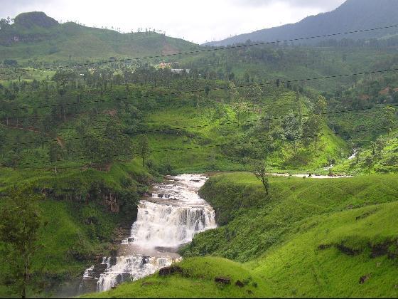 water_fall_at_nuwara_eliya-sri_lanka.jpg