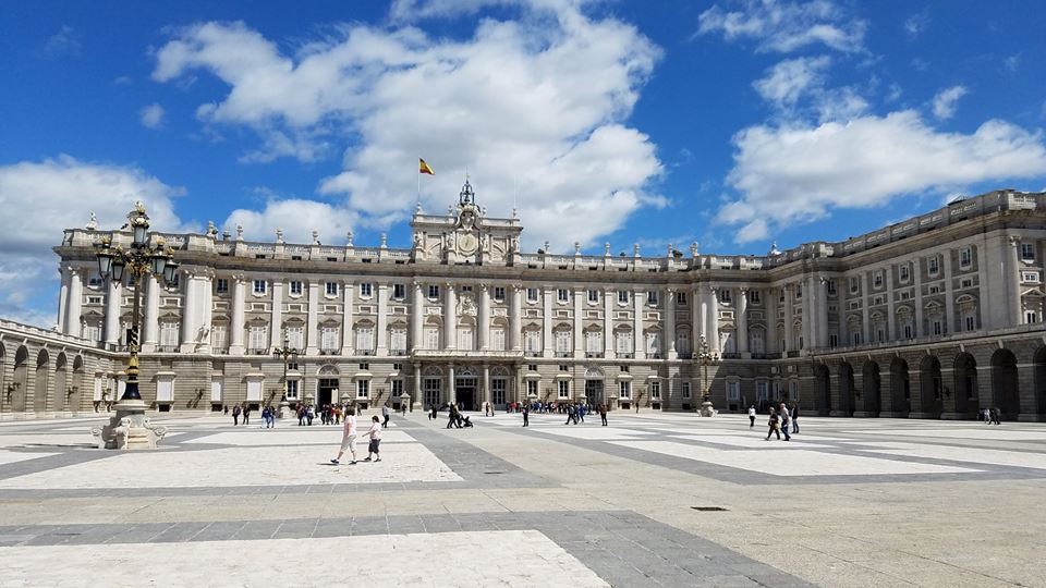 القصر الملكي مدريد.jpg
