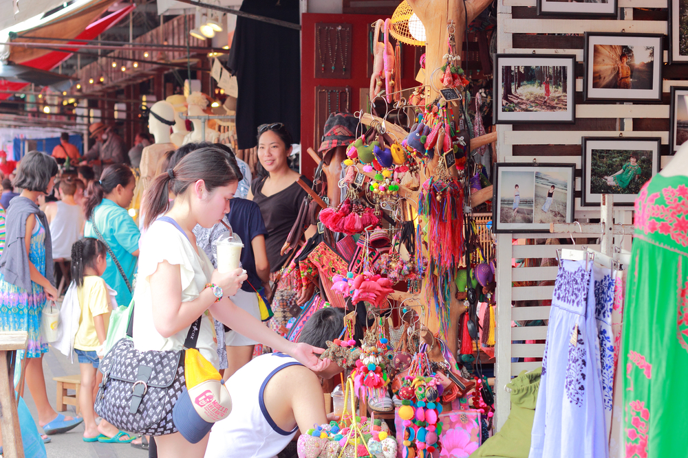 Bangkok_Tourist-shopping-in-Chatuchak-weekend-market.jpg