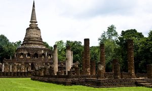 Chang-Lom-Temple-in-Si-Satchanalai-Historical-Park-Sukhothai-300x180.jpg