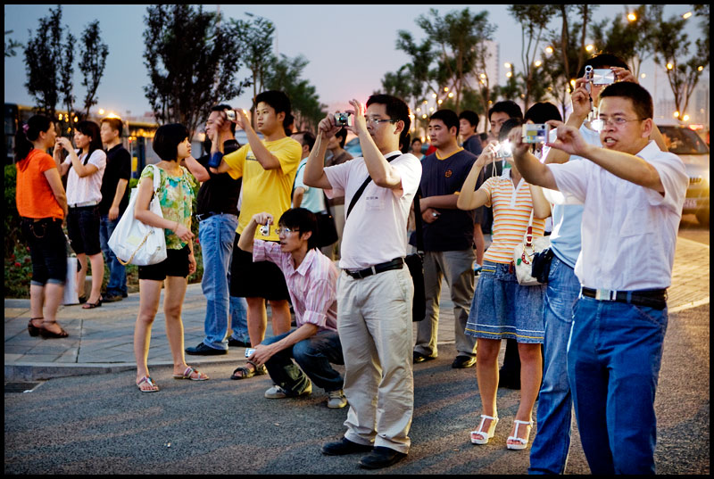 chinese-tourists-taking-pictures-in-thailand.jpg