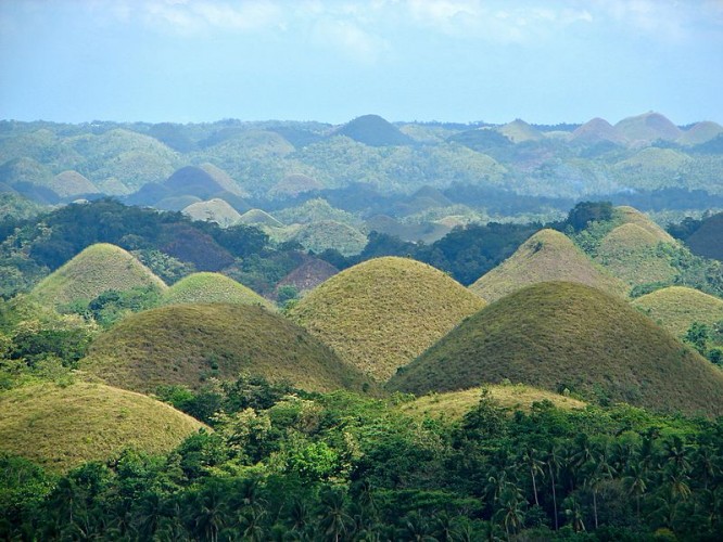 Chocolate_Hills_overview.jpg