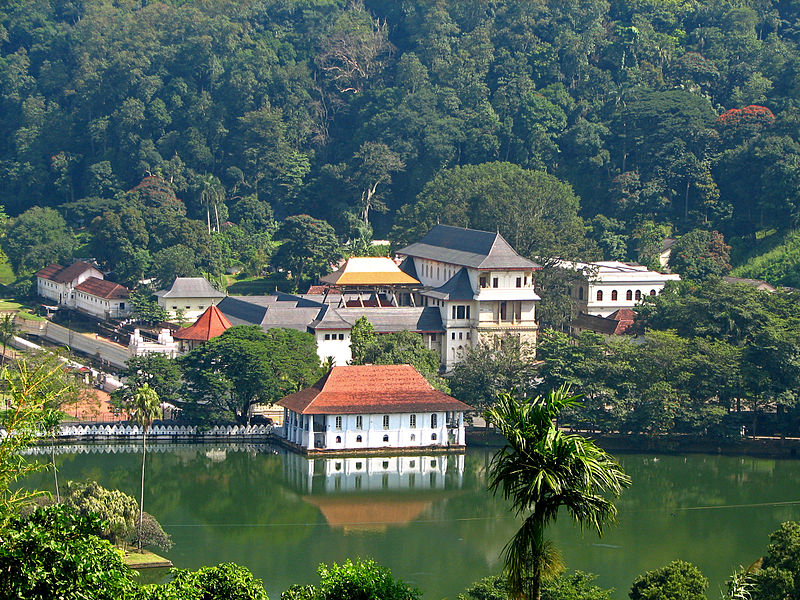 800px-Sri_Lanka_-_029_-_Kandy_Temple_of_the_Tooth.jpg