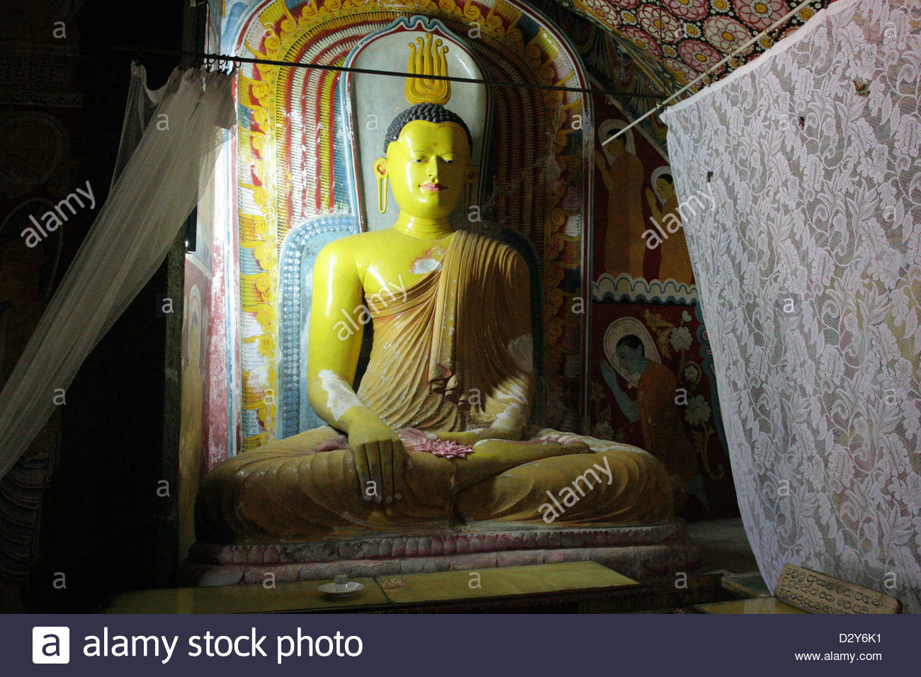 galle-sri-lanka-sitting-buddha-in-the-temple-raja-maha-viharaya-yatagala-D2Y6K1.jpg