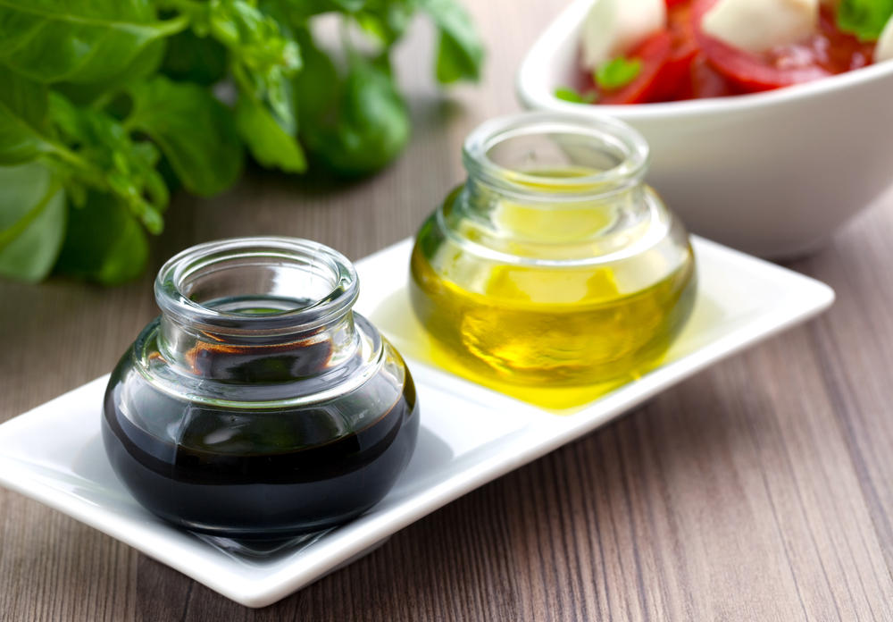 balsamic-vinegar-and-olive-oil-in-two-glasses-.jpg