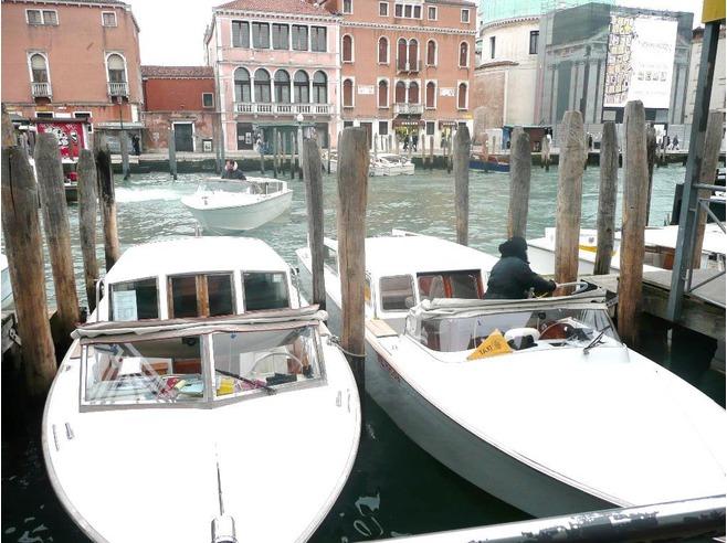 4751468-Water_Taxis_Venice.jpg