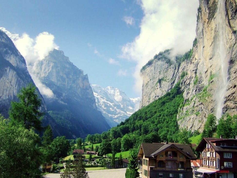 Lauterbrunnen_valley_in_summer.jpg