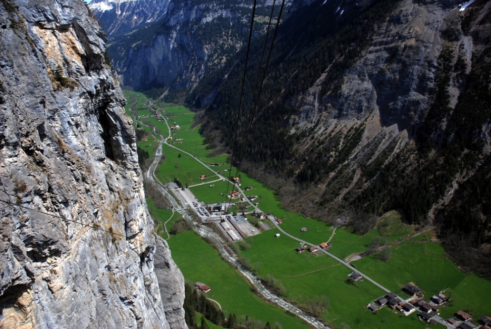 Lauterbrunnen_valley.jpg