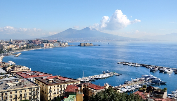 Mount-Vesuvius-Volcano-dominates-the-Naples-skyline-in-Italy.jpg