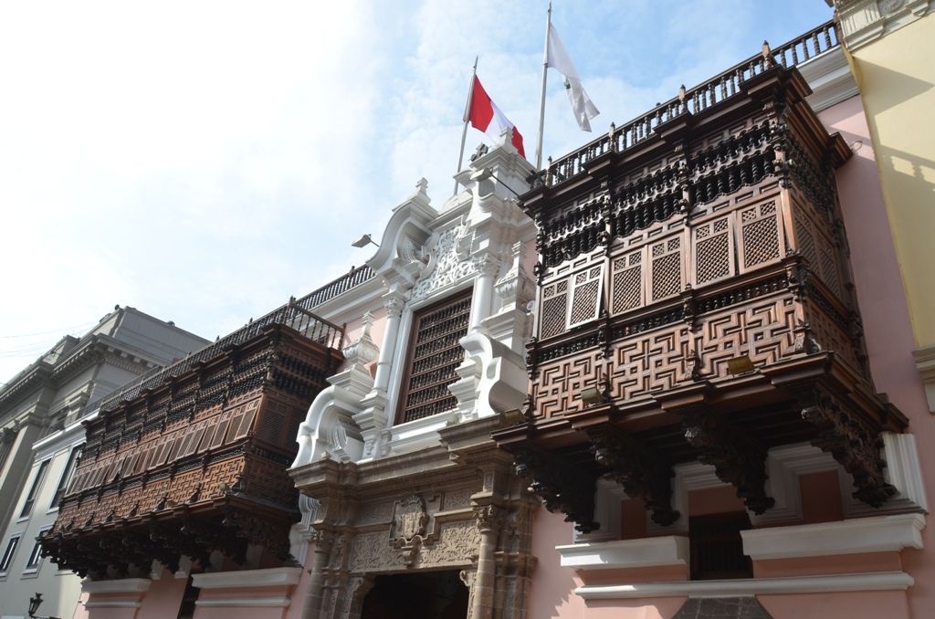 e-Palace-is-a-stately-looking-building-that-blends-several-architectural-styles-in-downtown-Lima.jpg