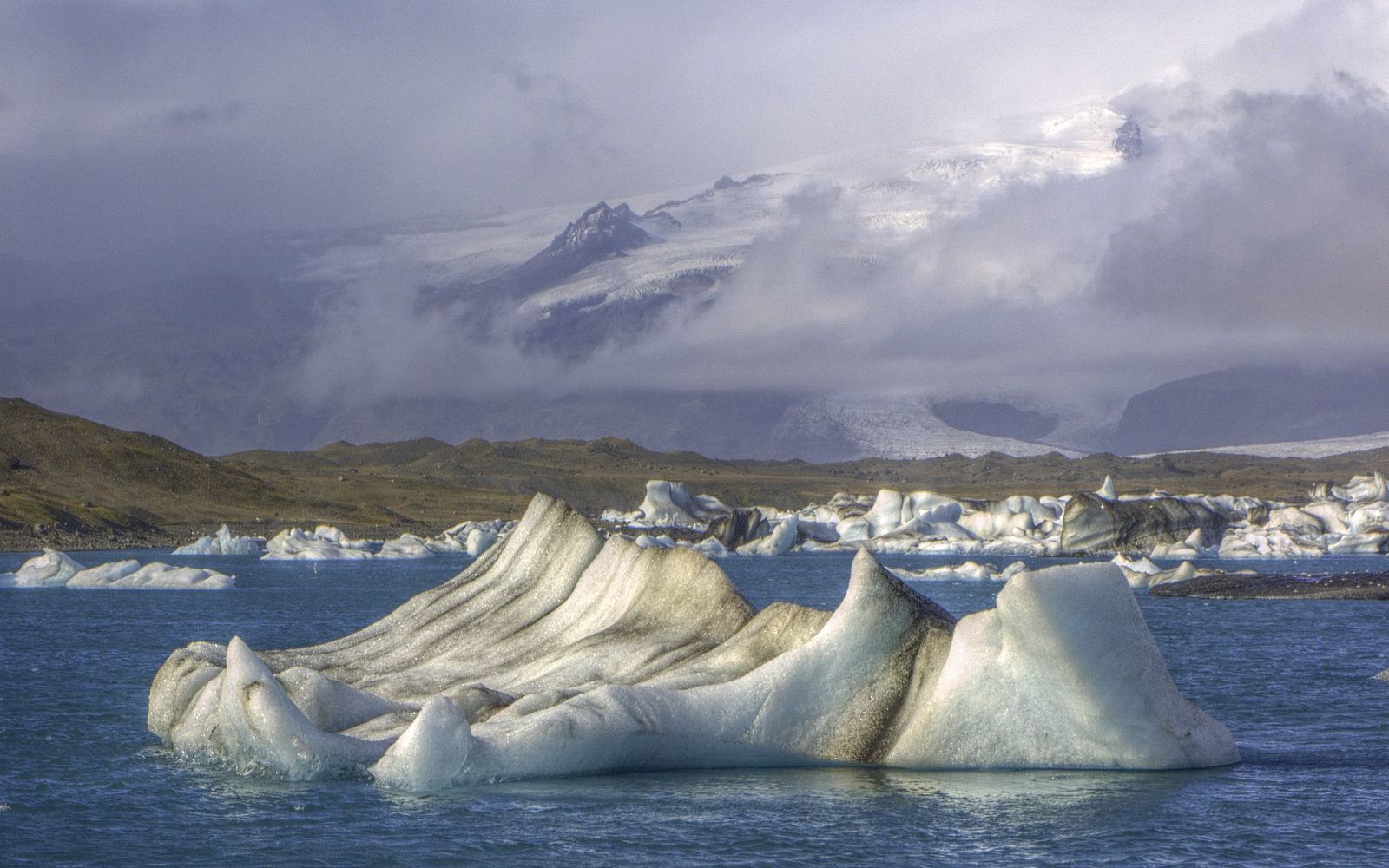 s-outstanding-views-of-the-ice-cap-a-vast-dome-of-ice-that-rises-to-a-height-of-3000-feet-910-m..jpg