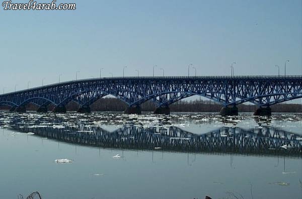 Ice_flow_under_Grand_Island_Bridge.jpg