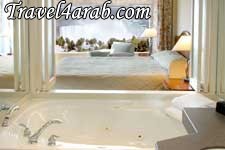 Hillton-King_bed_Jacuzzi_Suite_Premium_Fallsview_400_.jpg