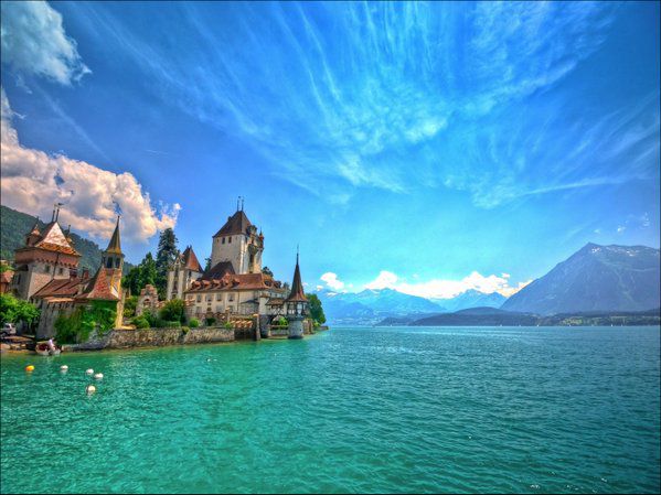 Thun-offers-a-very-charming-Old-Town-to-stroll-around-and-for-shopping.jpg