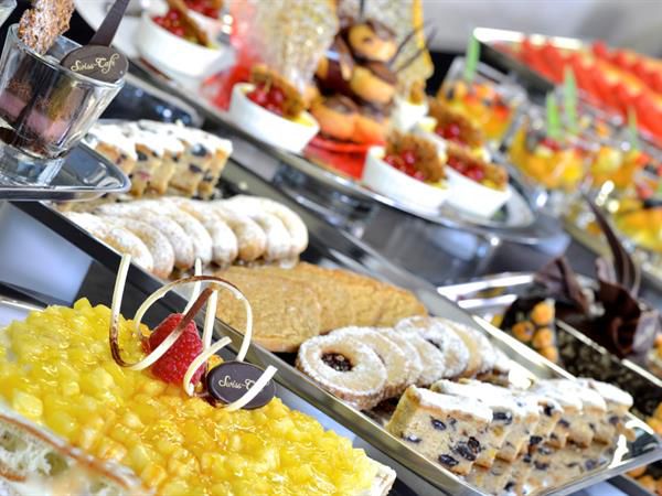 A-delightful-International-and-Arabic-buffet-breakfast-and-%C3%A0-la-carte-menu.jpg