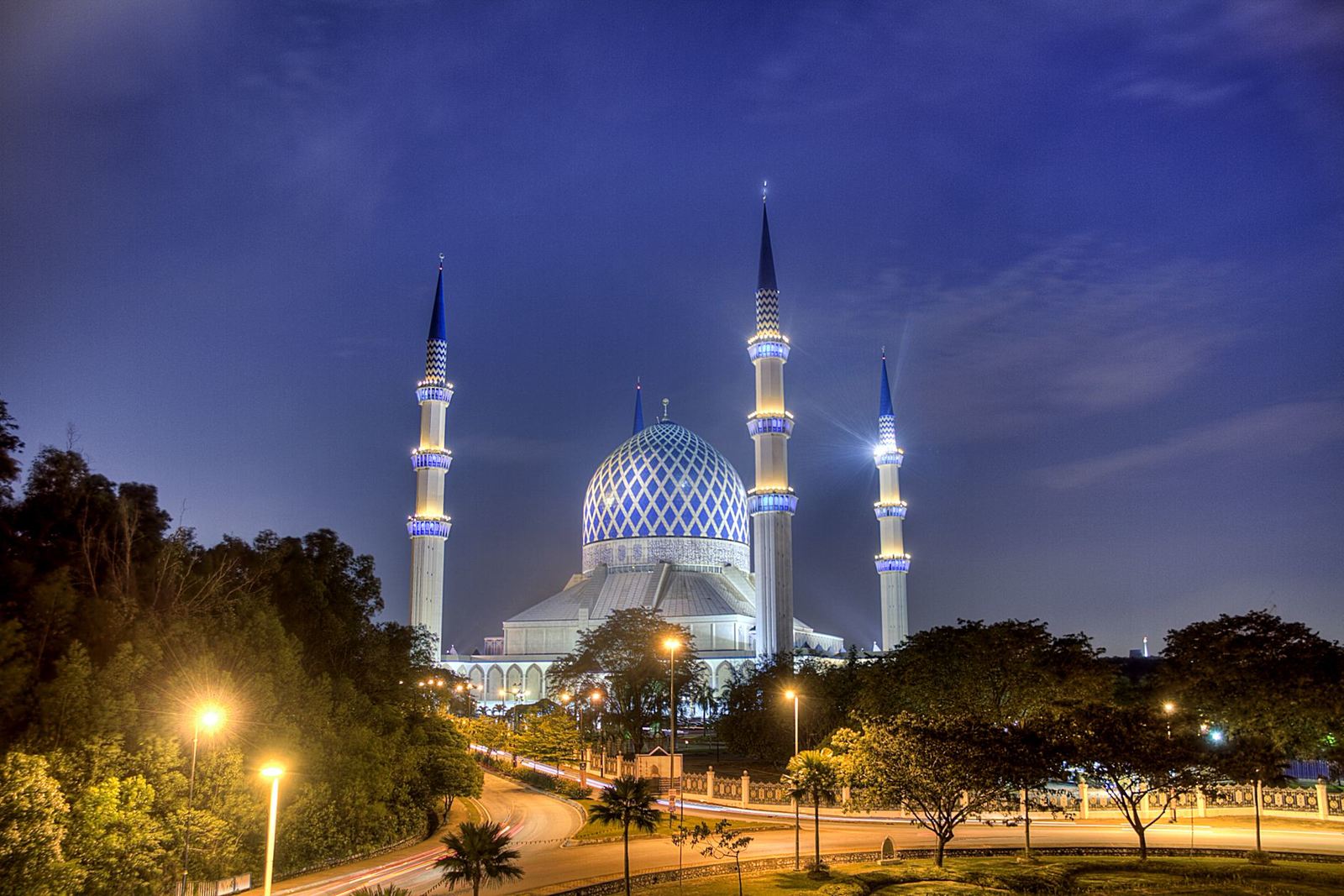 Sultan-Salahuddin-Abdul-Aziz-Shah-Mosque.jpg