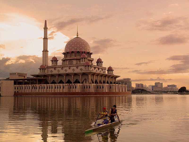 Putra-Mosque-Putrajaya-Lake-2.jpg