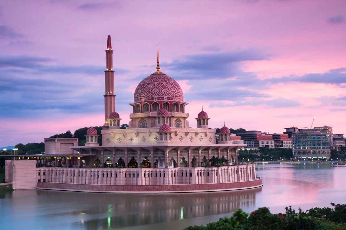 Putra-Mosque-Putrajaya-Lake.jpg