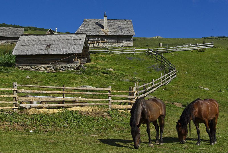 Proko%C5%A1ko-Lake-at-Vranica-mountain-with-its-highest-peak.jpg