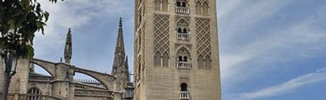 La-Giralda-the-bell-tower-of-the-Cathedral-is-the-most-famous-landmark-in-Seville-528x198.jpg