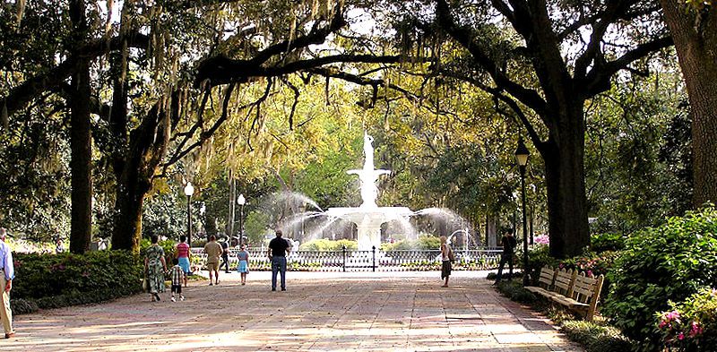 -a-large-city-park-that-occupies-30-acres-0.12-km2-in-the-historic-district-of-Savannah-Georgia..jpg