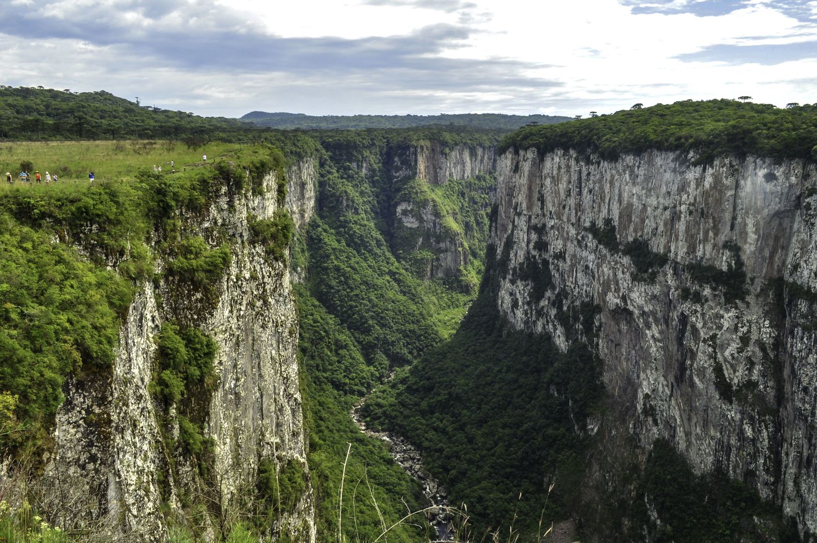 Aparados-da-Serra-National-Park-is-located-in-the-northeast-region-of-Rio-Grande-do-Sul-State.jpg