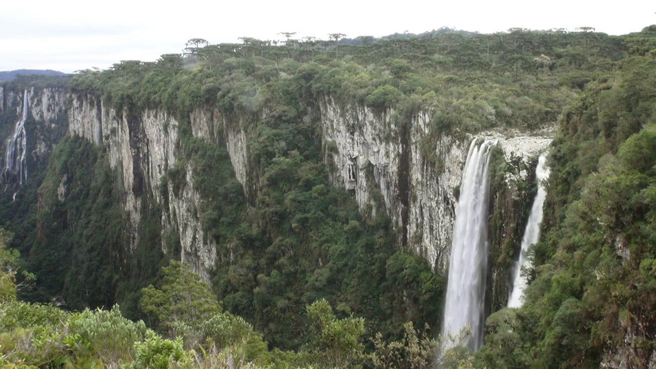 The-Park-shelters-geomorphologic-formations-of-the-Serra-Geral.jpg