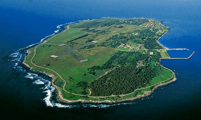 Robben-Island-Robbeneiland-is-an-island-in-Table-Bay-6.9-km-west-of-the-coast-of-Bloubergstrand.jpg