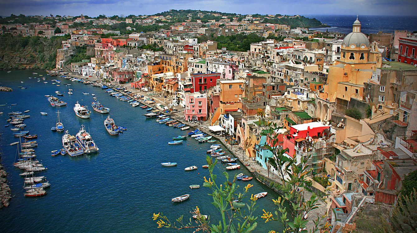 Procida-is-located-between-Capo-Miseno-and-the-island-of-Ischia.jpg