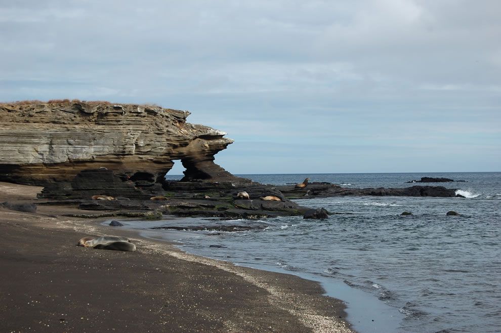 The-view-of-Bartolom%C3%A9-Island-with-Pinnacle-Rock-on-the-right.-Bartolom%C3%A9-Island-Spanish.jpg