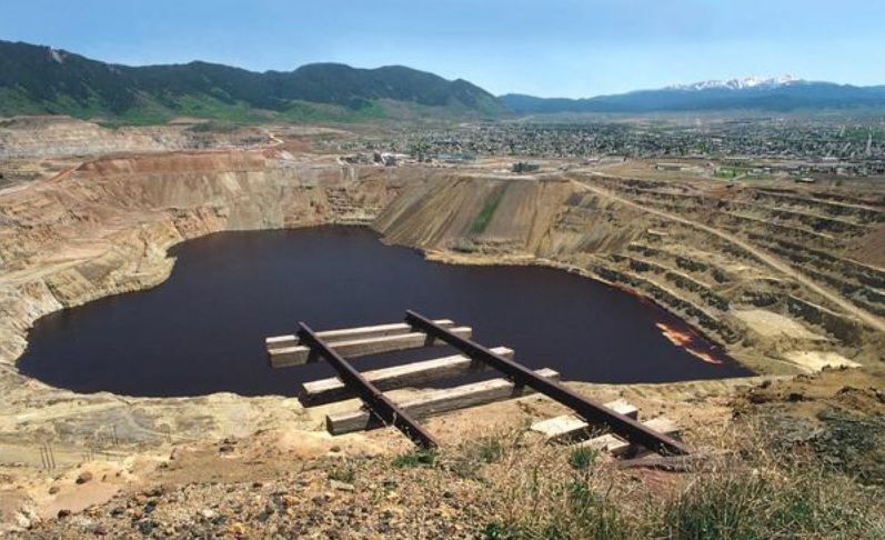 The-Berkeley-Pit-and-connected-underground-mines-have-been-filling-with-toxic-water-since-1982..jpg