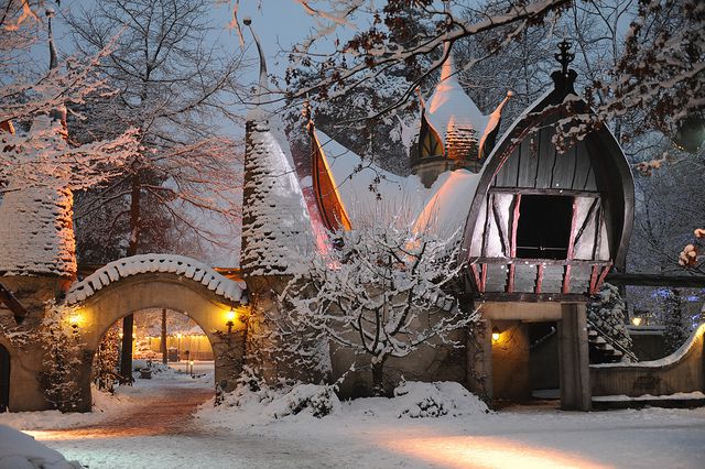 Efteling-consists-of-a-central-area-and-four-realms.jpg