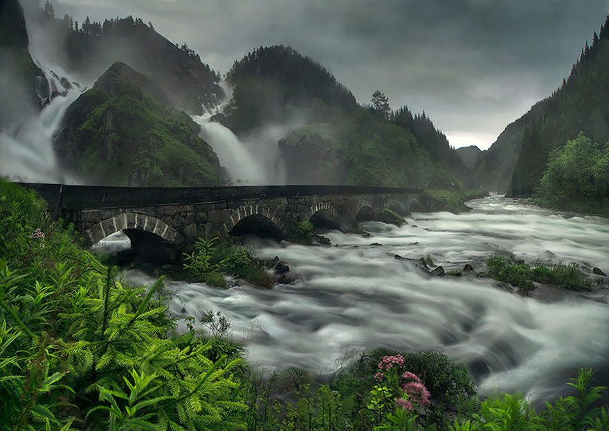 Bridge-Over-L%C3%A5tefossen-Waterfall.jpg