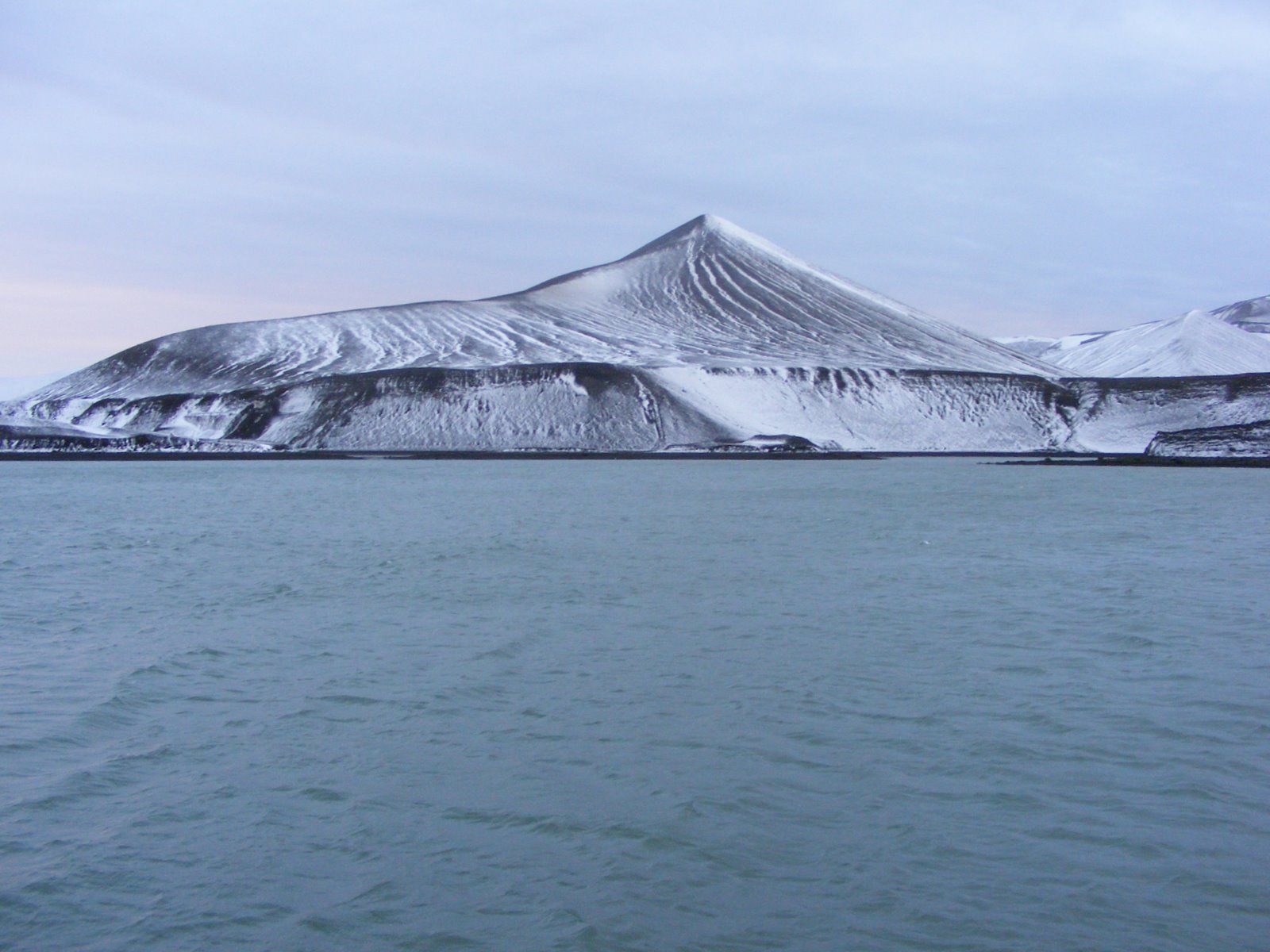 ecome-a-popular-tourist-stop-in-Antarctica-because-of-its-several-colonies-of-chinstrap-penguins.jpg