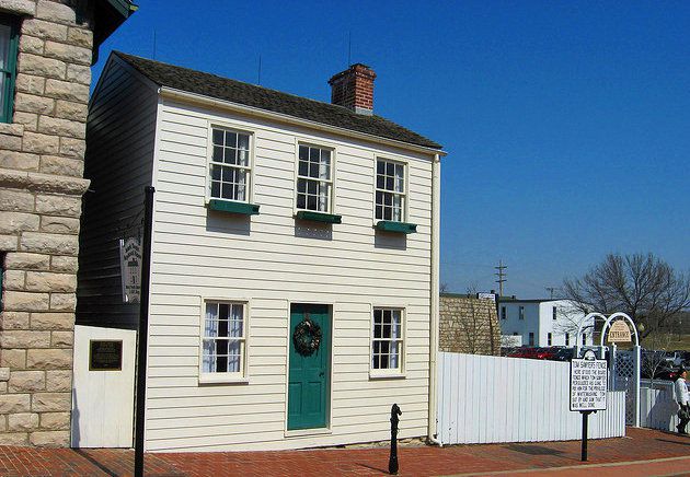 The-Mark-Twain-Boyhood-Home-was-built-by-Samuel-Clemens-father-in-1843.jpg