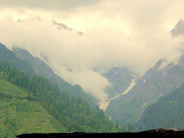 Manali-offers-splendid-views-of-the-snow-capped-mountains..jpg