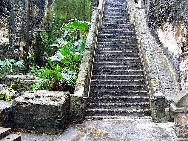 bahamas-nassau-queens-staircase.jpg