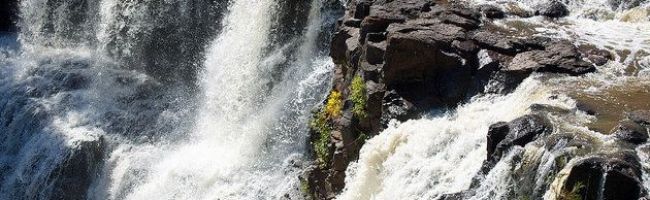 uluth-follows-the-north-shore-of-Lake-Superior-from-Duluth-to-Thunder-Bay-Ontario-Canada-630x198.jpg