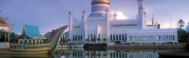 lkiah-Mosque-%E2%80%93-This-is-the-largest-mosque-in-Brunei-and-it-hase-29-golden-domes.-940x198.jpg