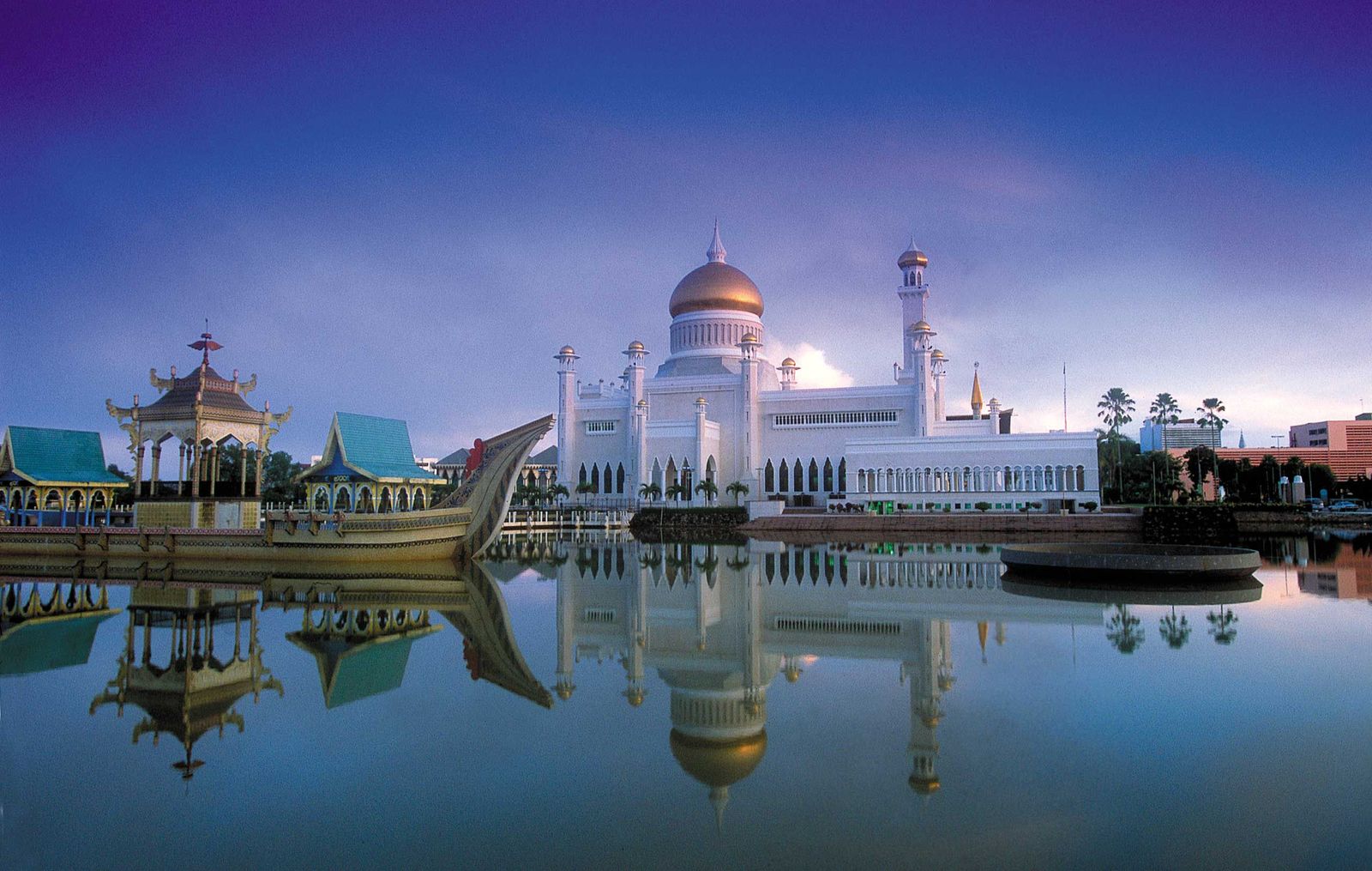 sanil-Bolkiah-Mosque-%E2%80%93-This-is-the-largest-mosque-in-Brunei-and-it-hase-29-golden-domes..jpg