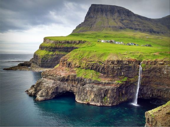 G%C3%A1sadalur-on-the-island-of-Vagar.jpg