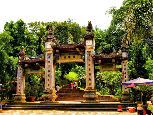 Thuong-Temple-Door-in-Vietnam.jpg