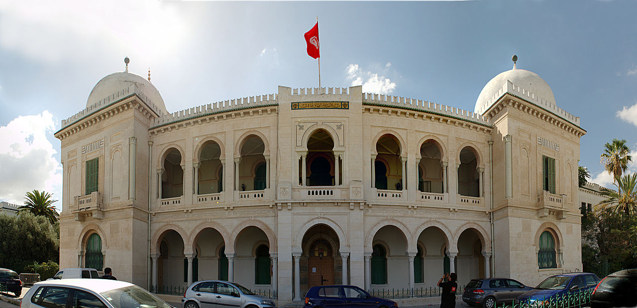 1280px-Panoramique_fa%C3%A7ade_Coll%C3%A8ge_Sadiki%2C_21_septembre_2013.jpg