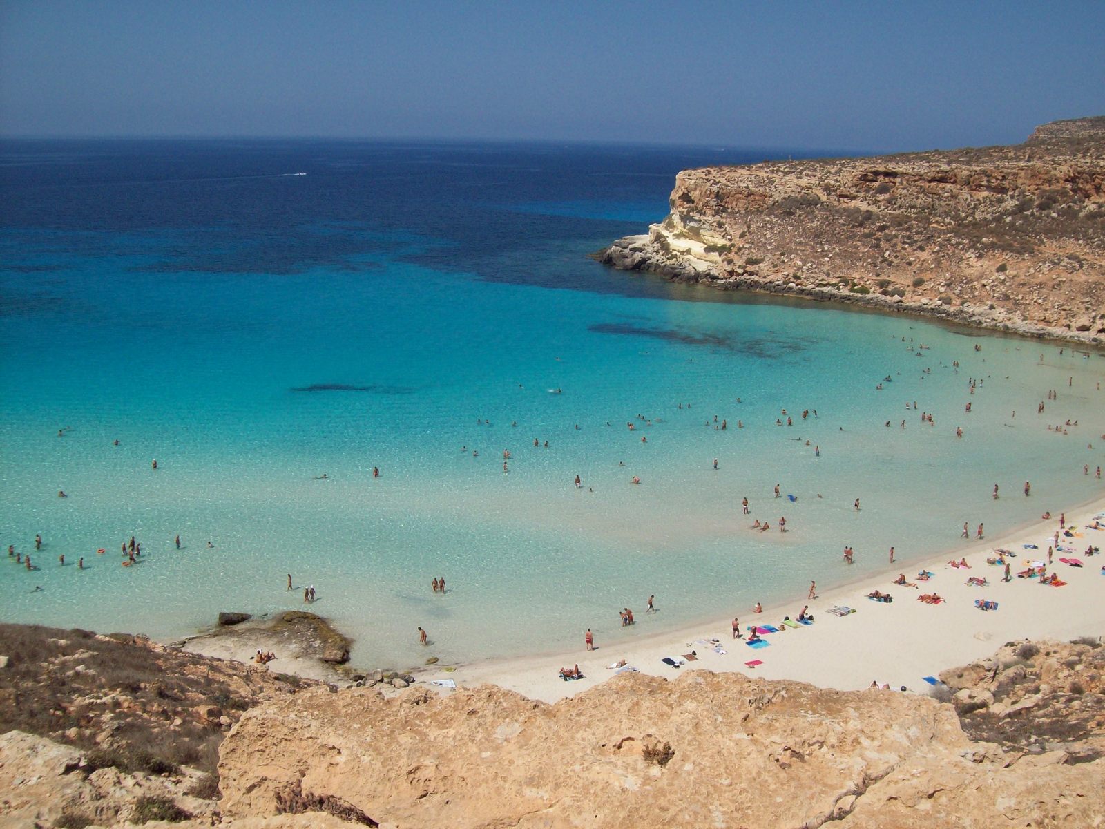 Spiaggia-in-Rocce-vulcaniche-e-acque-cristalline.jpg