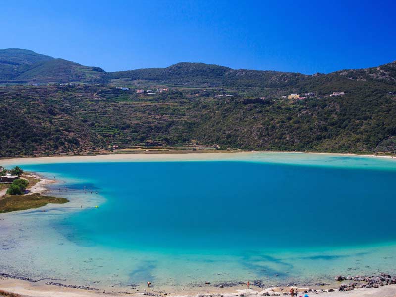 View-of-Pantelleria-in-the-Lake-Specchio-di-Venere.jpg